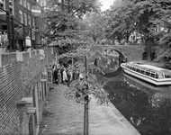 850330 Afbeelding van een bezoek van leden van Vereniging Oud-Utrecht aan de werf langs de Oudegracht te Utrecht, ...